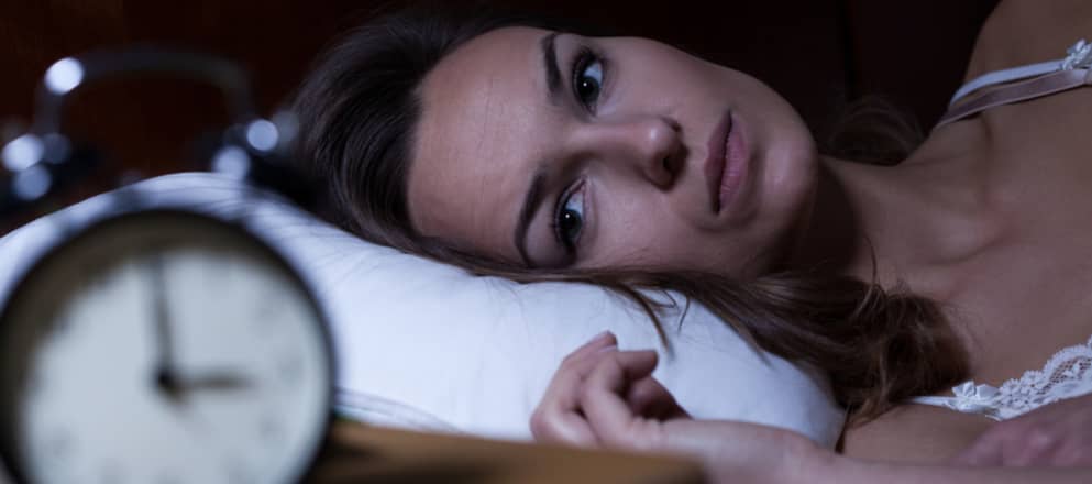 Vrouw ligt wakker in haar bed