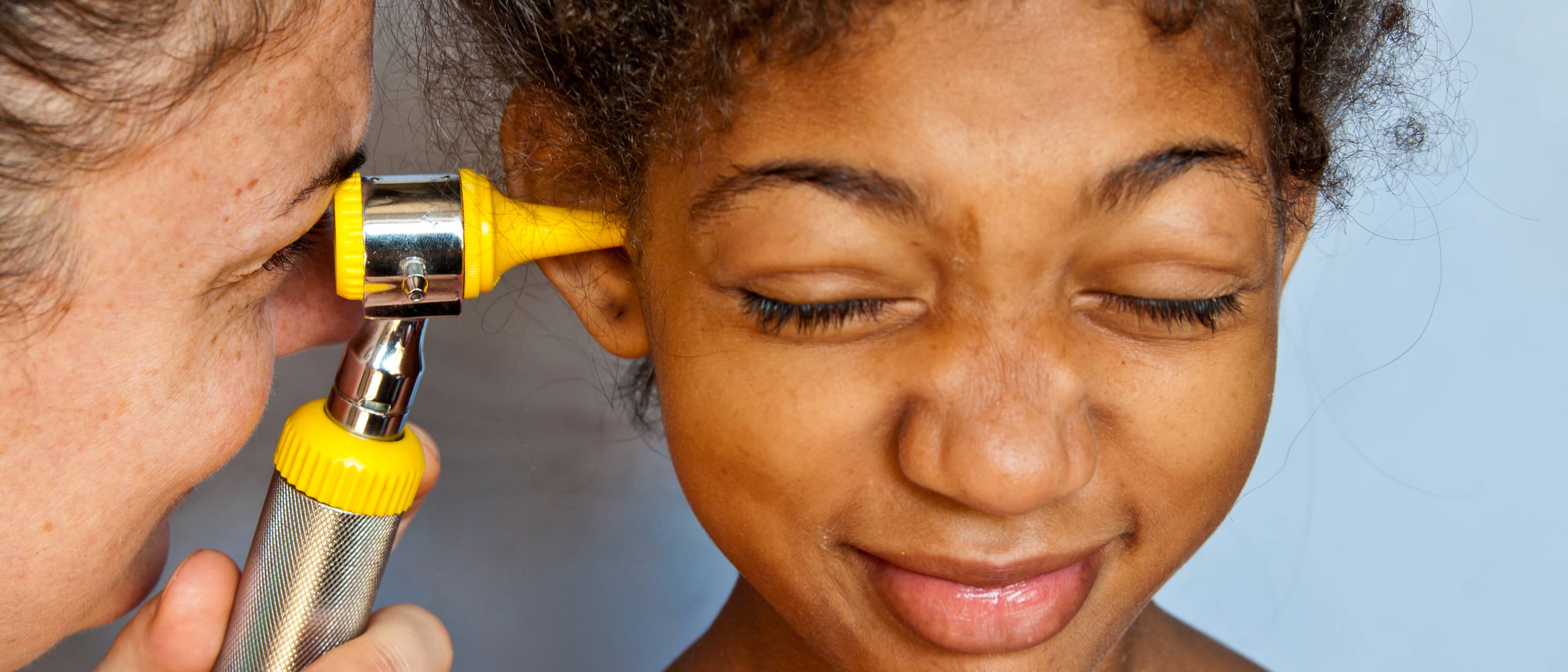 dokter kijkt in oor van kind