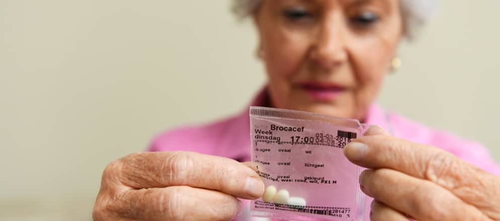 Vrouw met medicijnen in haar handen