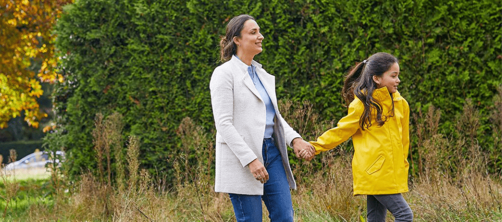 Meisje loopt buiten met haar moeder
