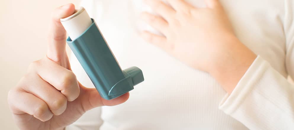 Man met astma aanval die puffer pakt