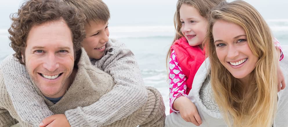 gezin maakt strandwandeling