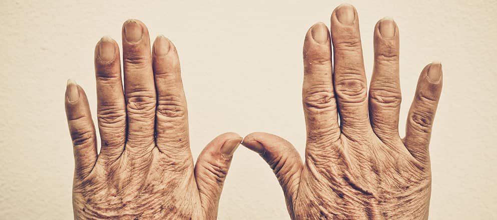 Een vrouw kijkt glimlachend uit het vliegtuigraam