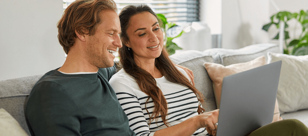 Koppel leest op de bank de nieuwsbrief