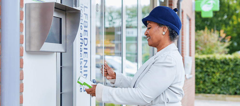 Klant bij afhaalautomaat