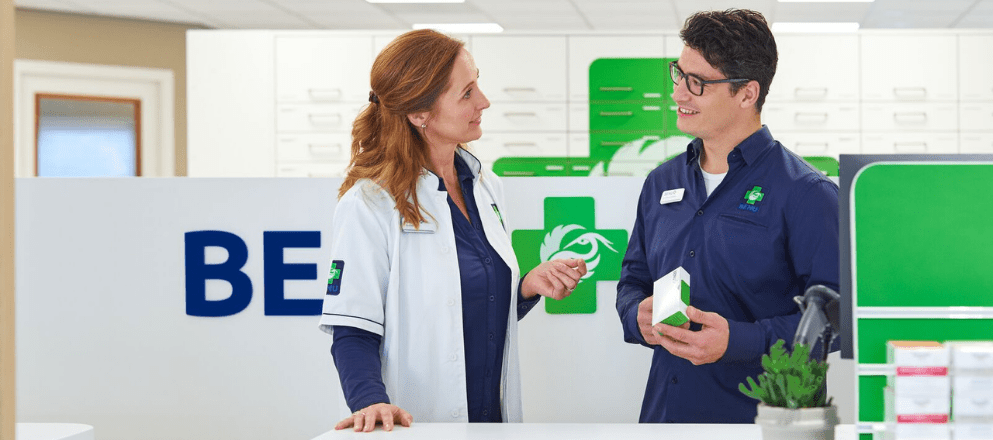 Apothekers met medicijn in de hand