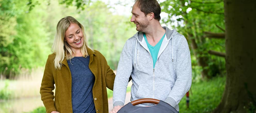 vrouw bekijkt zwangerschapstest