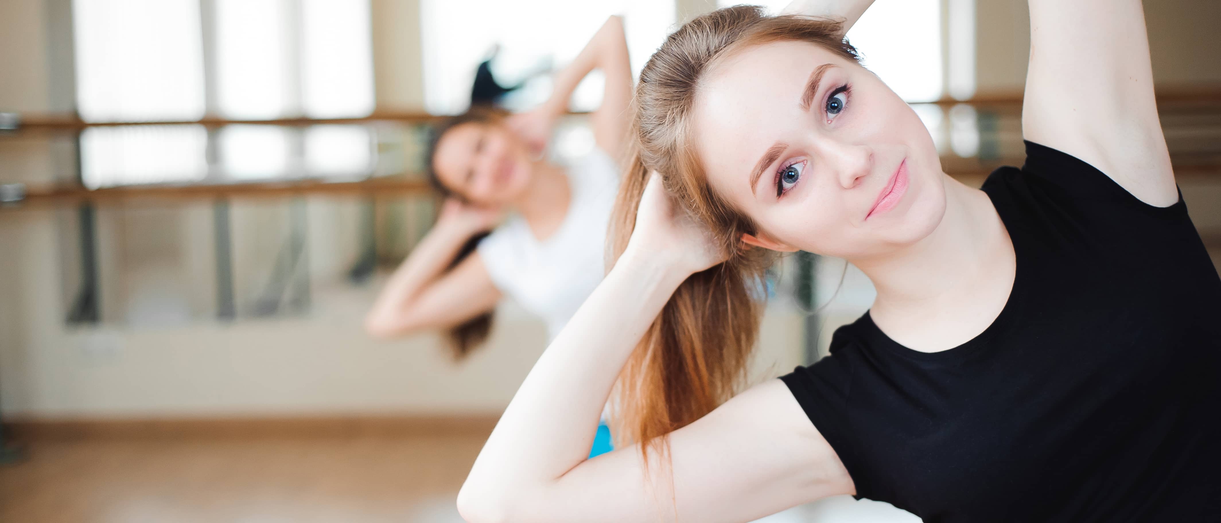 vrouw doet rek- en strekoefeningen