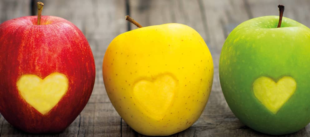 rode, gele en groene appel met uitgesneden hartje