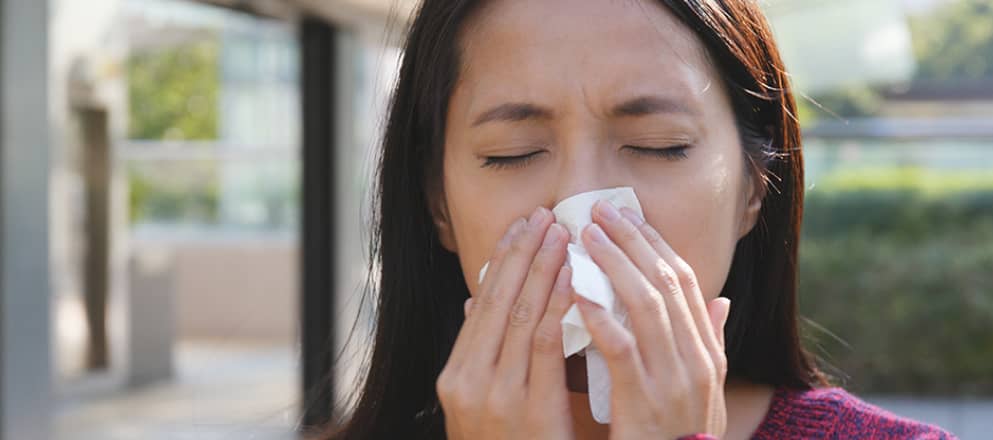 vrouw snuit haar neus