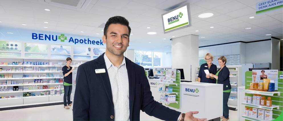 ali aghagalal aan het werk in de apotheek