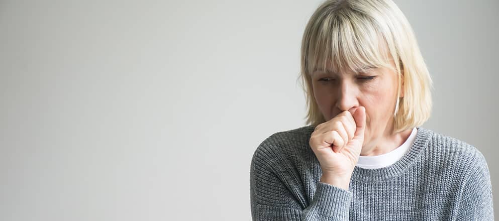 Vrouw die moet hoesten