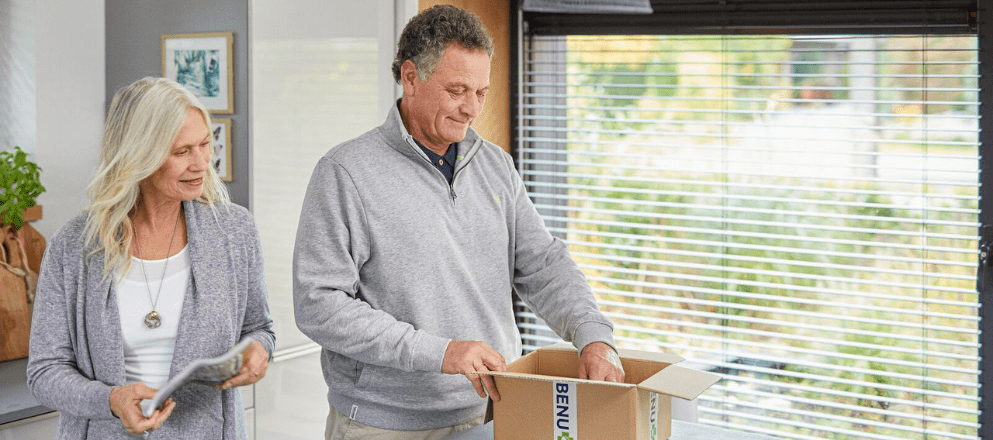 Ouder stel openen BENU doos